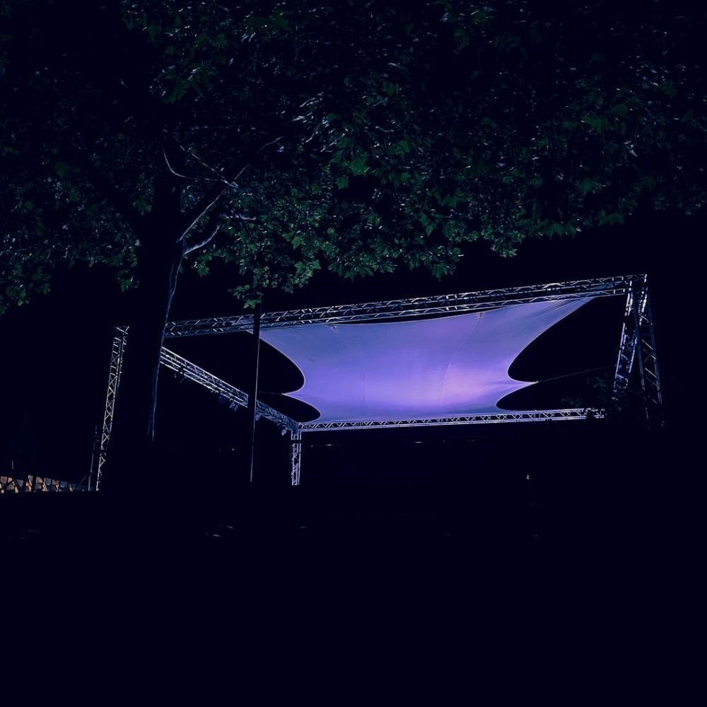 Grill avec lycra et spot de lumière de nuit par Helios Events en Haute Garonne
