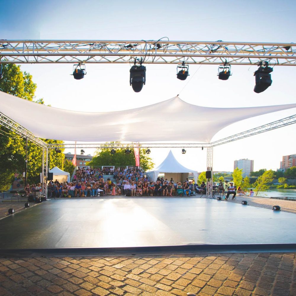 Grill avec lycra et spot de lumière par Helios Events en Haute Garonne