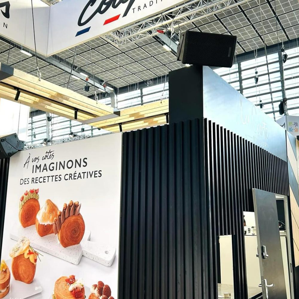 Installation d'enceinte sur un stand lors d'un salon à Toulouse